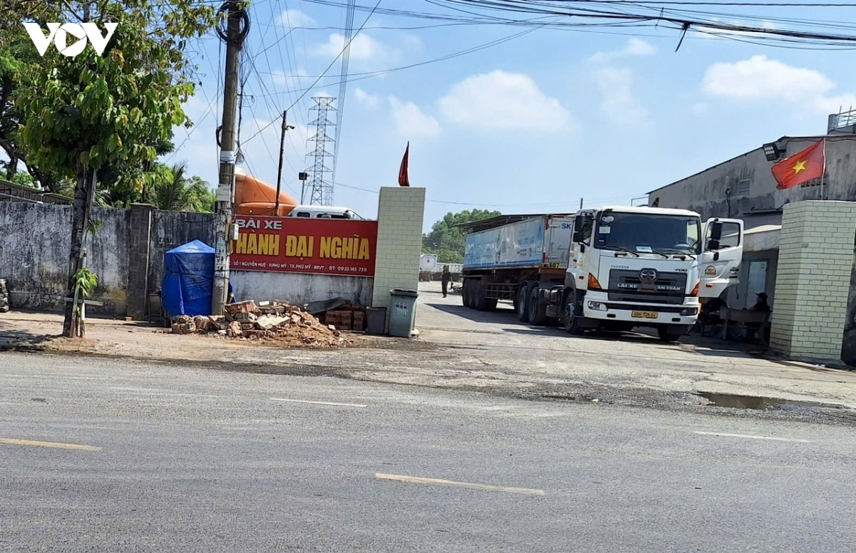 Xác minh vụ đập phá tường rào KCN Phú Mỹ 1 (TP.HCM)